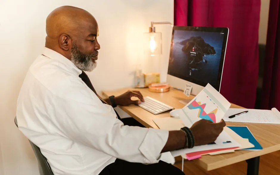 Dirigeant qui analyse des graphiques de pilotage à son bureau